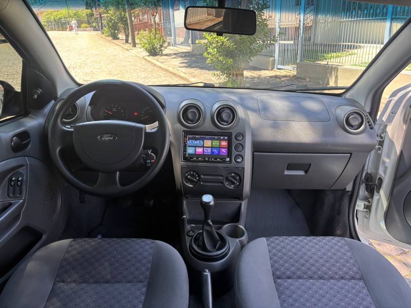 FORD - FIESTA - 2005/2006 - Branca - R$ 19.900,00