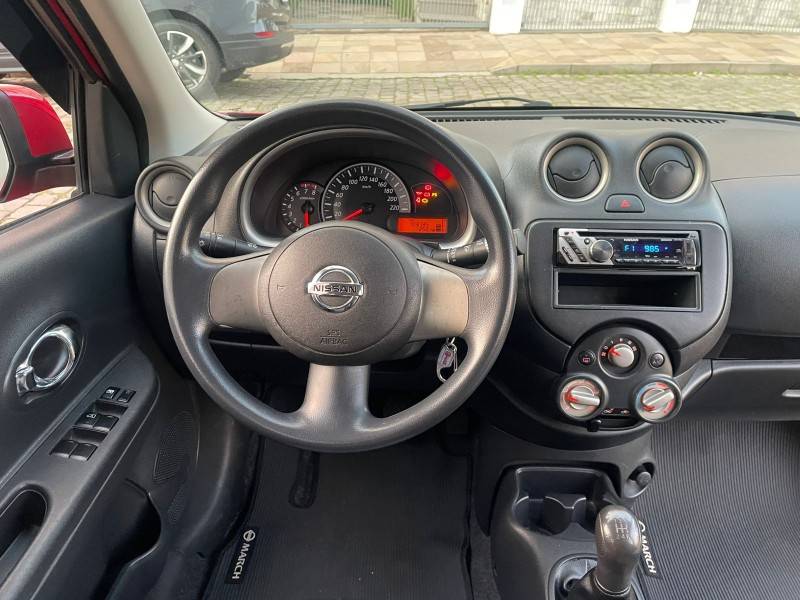 NISSAN - MARCH - 2013/2014 - Vermelha - R$ 39.900,00