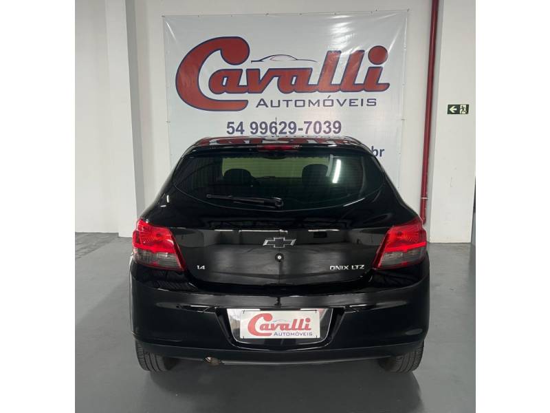 CHEVROLET - ONIX - 2014/2015 - Preta - R$ 51.900,00
