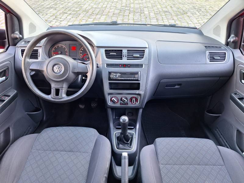VOLKSWAGEN - FOX - 2013/2014 - Vermelha - R$ 40.900,00