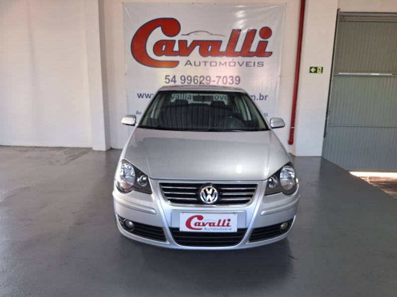 VOLKSWAGEN - POLO SEDAN - 2010/2011 - Prata - R$ 38.900,00