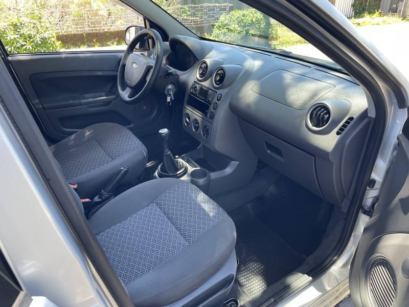 FORD - FIESTA - 2004/2005 - Prata - R$ 24.900,00