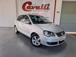 VOLKSWAGEN - POLO SEDAN - 2010/2011 - Prata - R$ 38.900,00