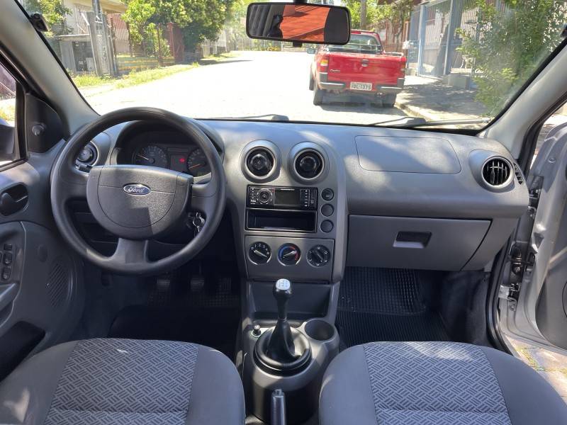 FORD - FIESTA - 2004/2005 - Prata - R$ 24.900,00