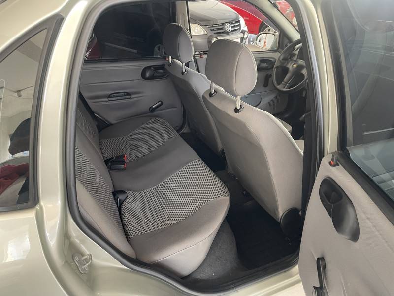 CHEVROLET - CLASSIC - 2010/2011 - Bege - R$ 25.900,00