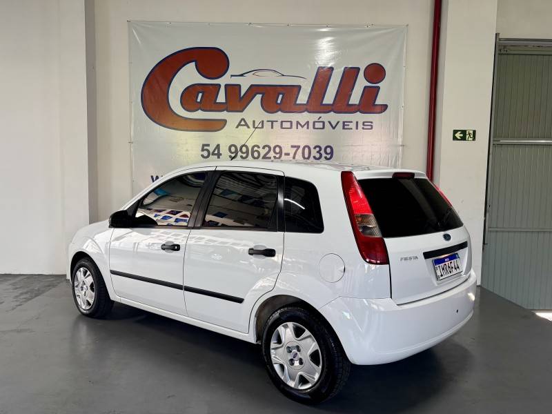 FORD - FIESTA - 2005/2006 - Branca - R$ 19.900,00