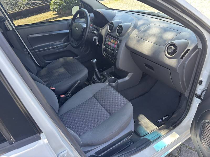 FORD - FIESTA - 2005/2006 - Branca - R$ 19.900,00