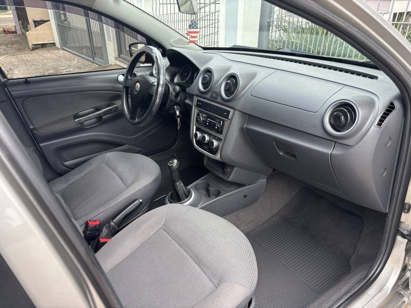 VOLKSWAGEN - VOYAGE - 2010/2011 - Prata - R$ 32.900,00