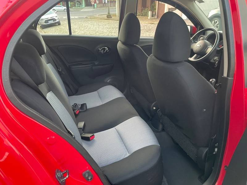 NISSAN - MARCH - 2013/2014 - Vermelha - R$ 39.900,00