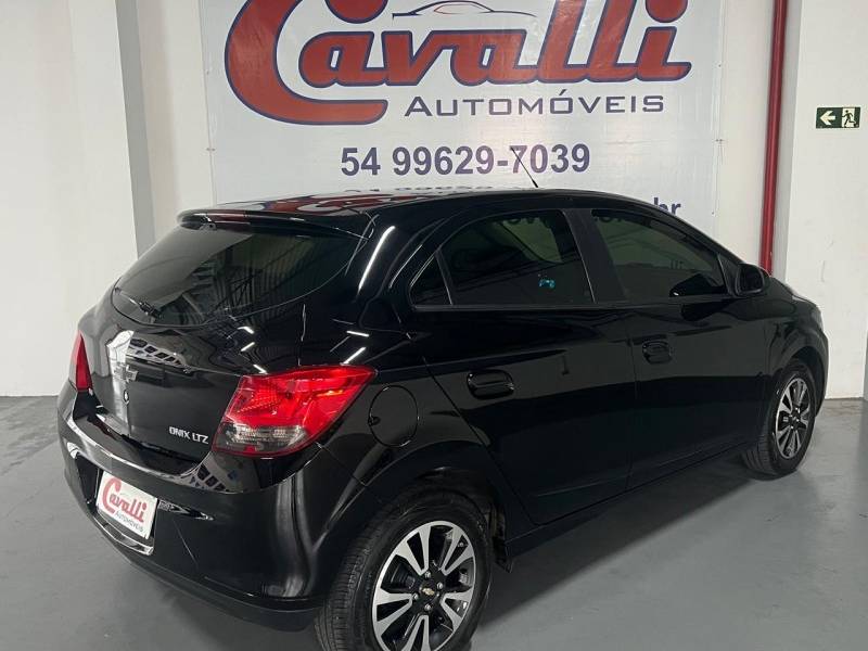 CHEVROLET - ONIX - 2014/2015 - Preta - R$ 51.900,00
