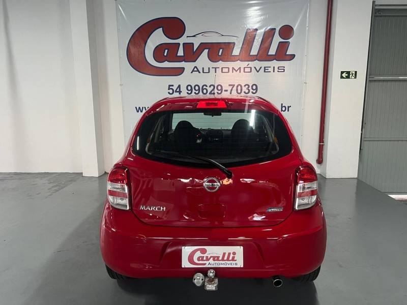 NISSAN - MARCH - 2013/2014 - Vermelha - R$ 39.900,00