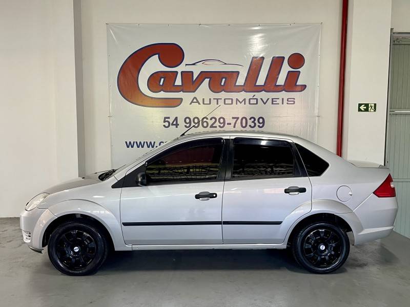 FORD - FIESTA - 2004/2005 - Prata - R$ 24.900,00