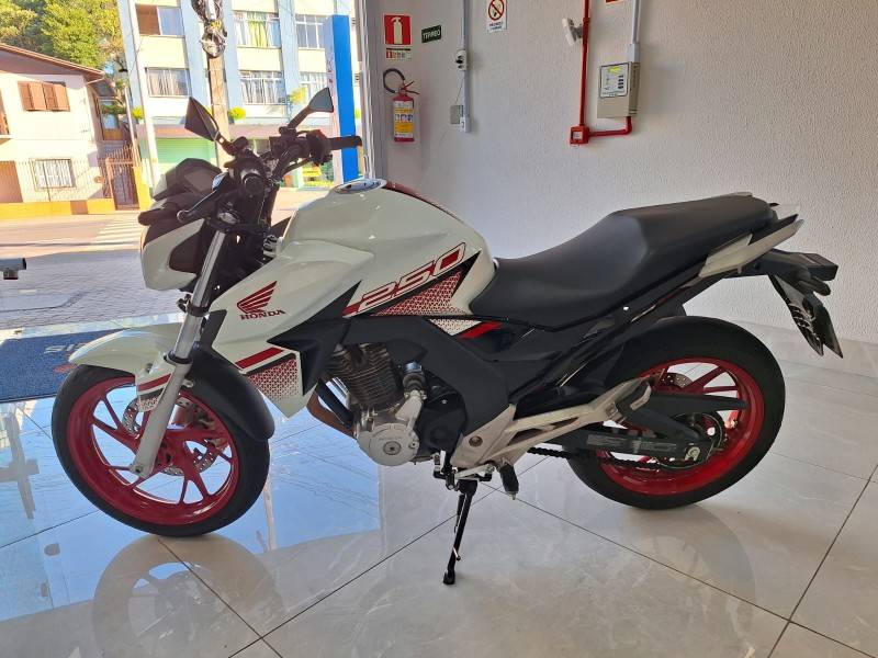 HONDA - CB 250F TWISTER - 2022/2022 - Branca - R$ 22.900,00