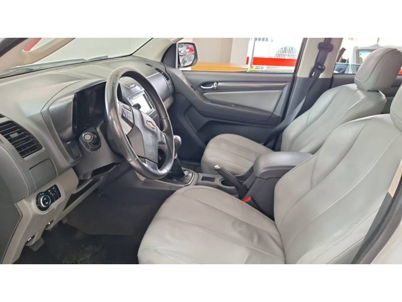 CHEVROLET - S10 - 2012/2013 - Branca - R$ 105.900,00