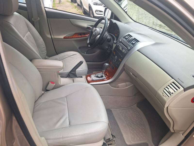 TOYOTA - COROLLA - 2010/2011 - Bege - R$ 66.900,00