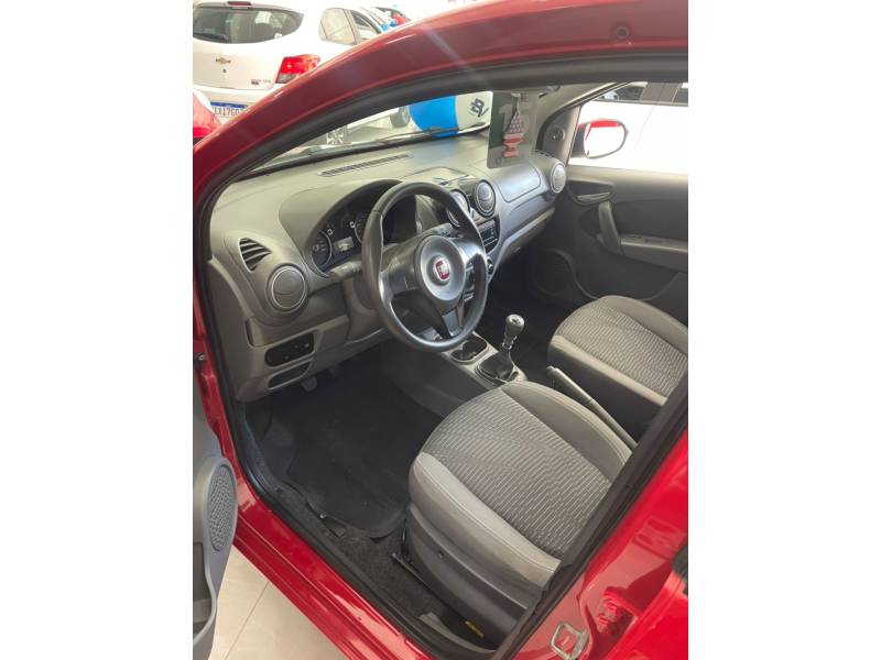 FIAT - PALIO - 2014/2015 - Vermelha - R$ 38.900,00