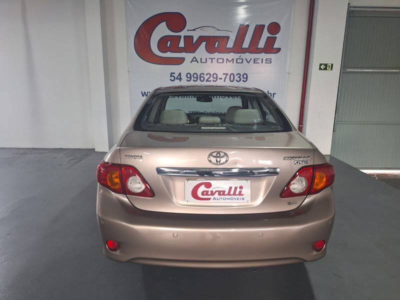 TOYOTA - COROLLA - 2010/2011 - Bege - R$ 66.900,00