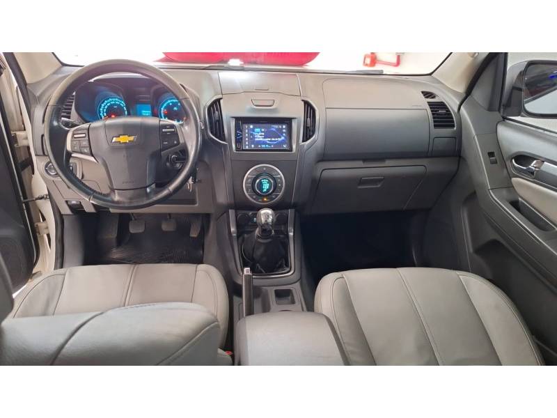 CHEVROLET - S10 - 2012/2013 - Branca - R$ 105.900,00